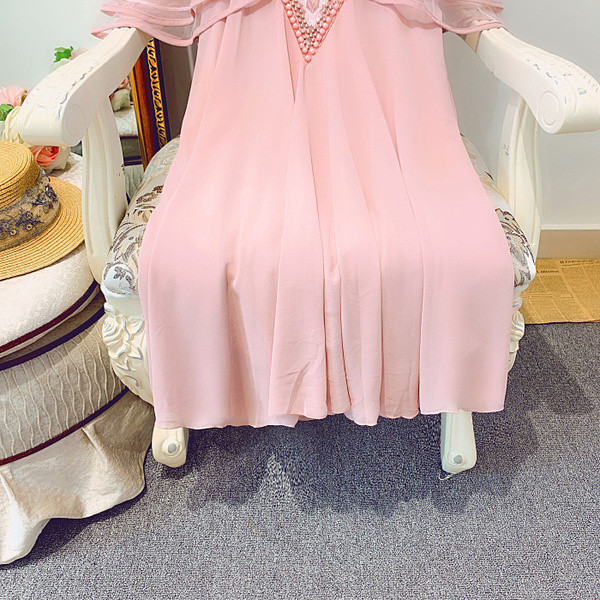 Modern női ruha csipkével és rózsaszín és fehér hímzéssel