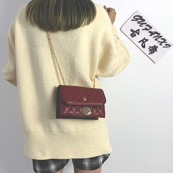 Eko bőrből készült, fém láncos női táska