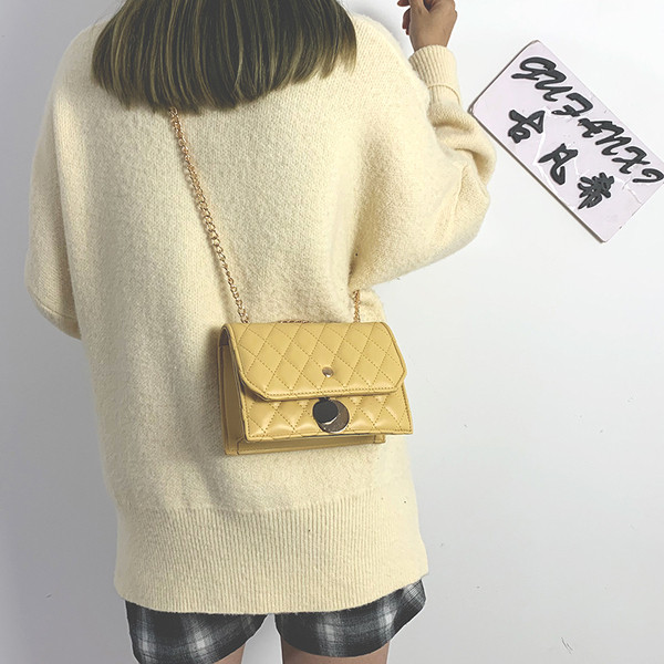 Eko bőrből készült, fém láncos női táska