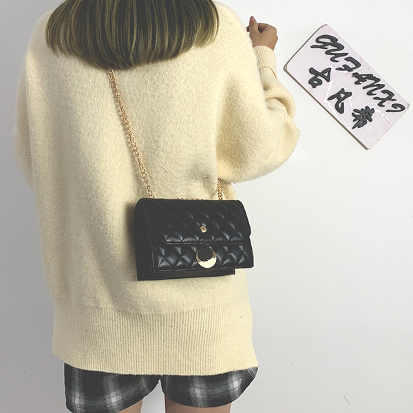 Eko bőrből készült, fém láncos női táska