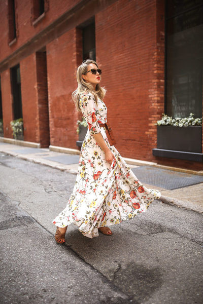 Alkalmi női ruha szabású modell, fehér virágmintával