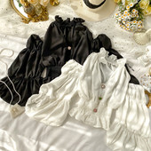 Bluză de damă elegantă, cu decolteu în V și umerii goi, în alb și negru