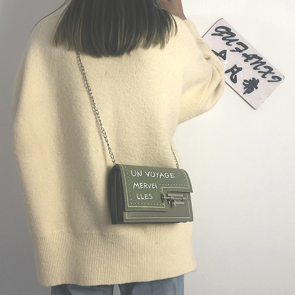 Stílusos kézitáska lánccal és fém elemmel