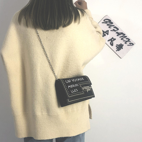 Stílusos kézitáska lánccal és fém elemmel