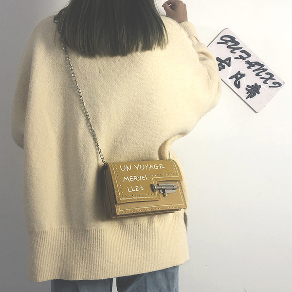 Stílusos kézitáska lánccal és fém elemmel