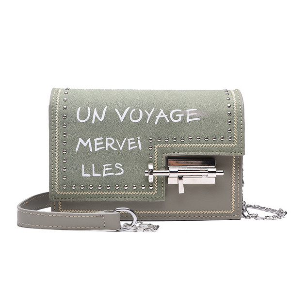 Stílusos kézitáska lánccal és fém elemmel