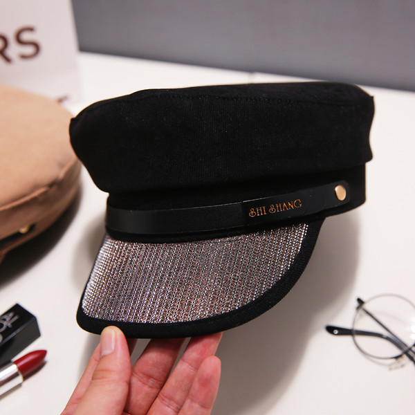 Naprakész női sapka szemellenző kövekkel, különböző színekben