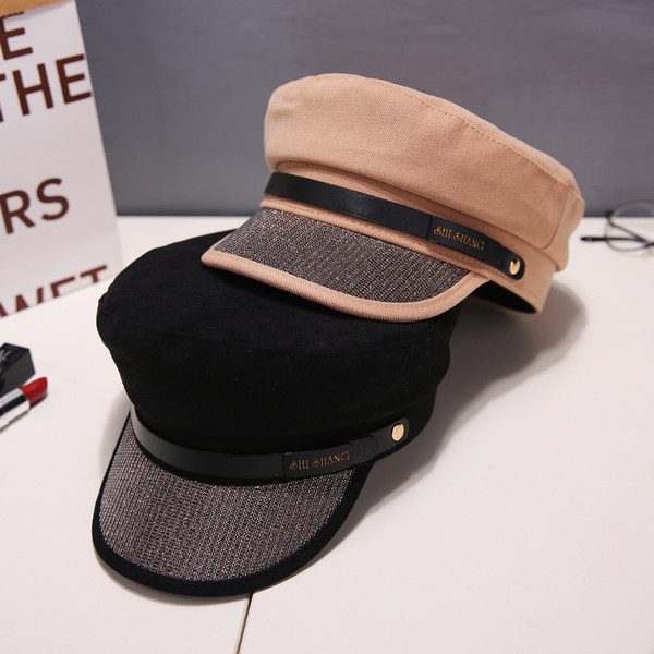 Naprakész női sapka szemellenző kövekkel, különböző színekben