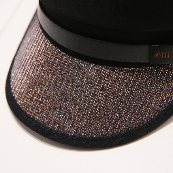 Naprakész női sapka szemellenző kövekkel, különböző színekben