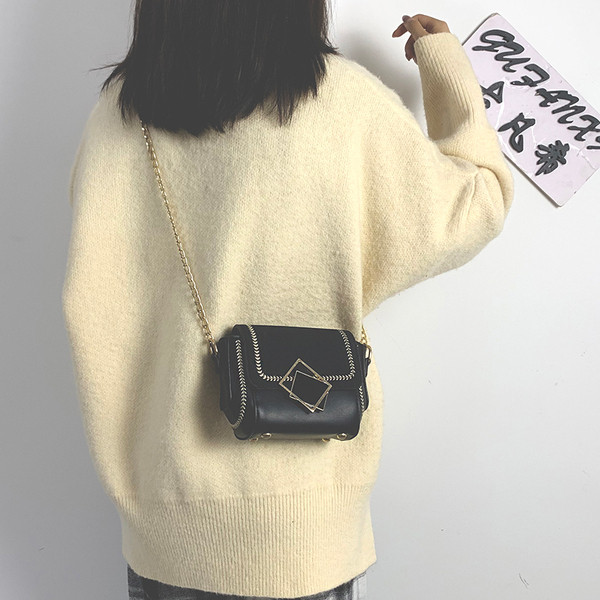 Női táska három színben, eko bőrből, fém lánccal