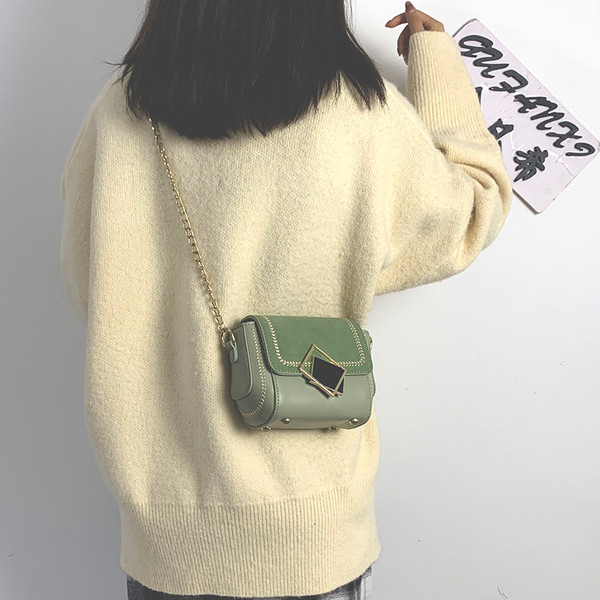 Női táska három színben, eko bőrből, fém lánccal