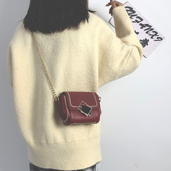 Női táska három színben, eko bőrből, fém lánccal