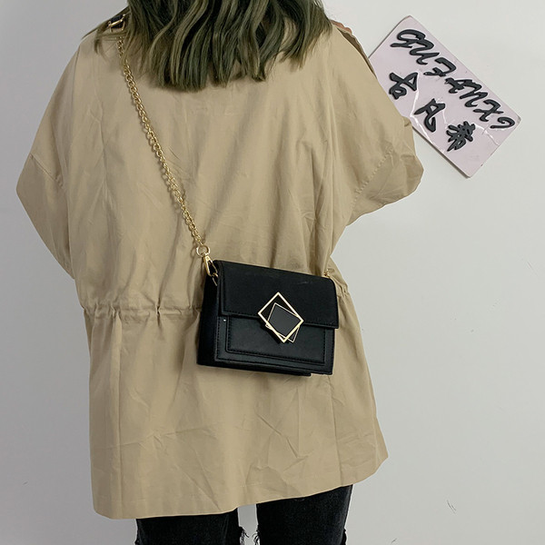 Modern női táska hosszú fémlánccal, négy színben