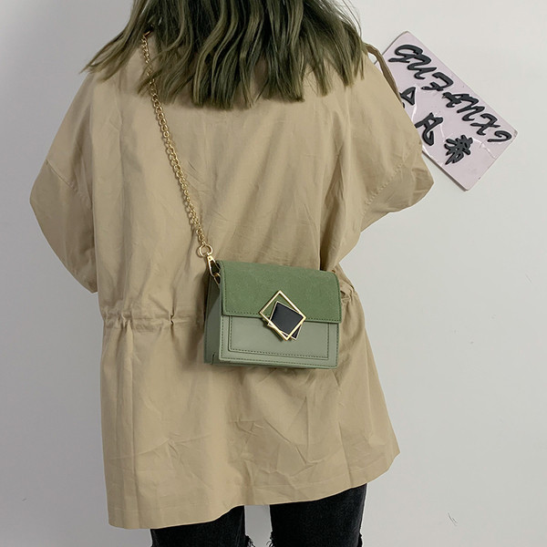 Modern női táska hosszú fémlánccal, négy színben