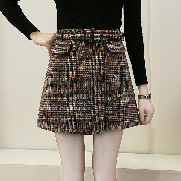 Rövid kockás női szoknya gombokkal és övvel, két színben