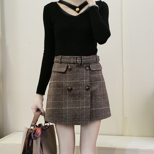 Rövid kockás női szoknya gombokkal és övvel, két színben