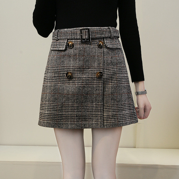 Rövid kockás női szoknya gombokkal és övvel, két színben