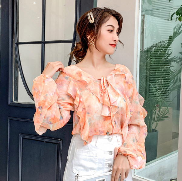 Stílusos női ing virágmintával és spitz nyakkivágással