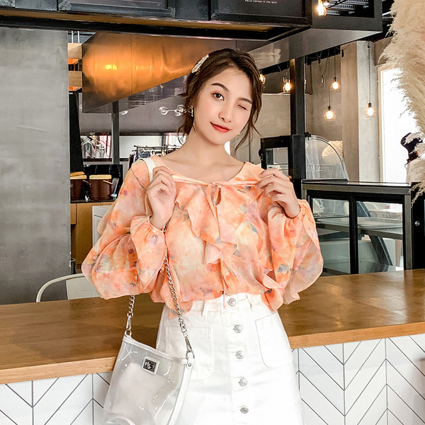 Stílusos női ing virágmintával és spitz nyakkivágással