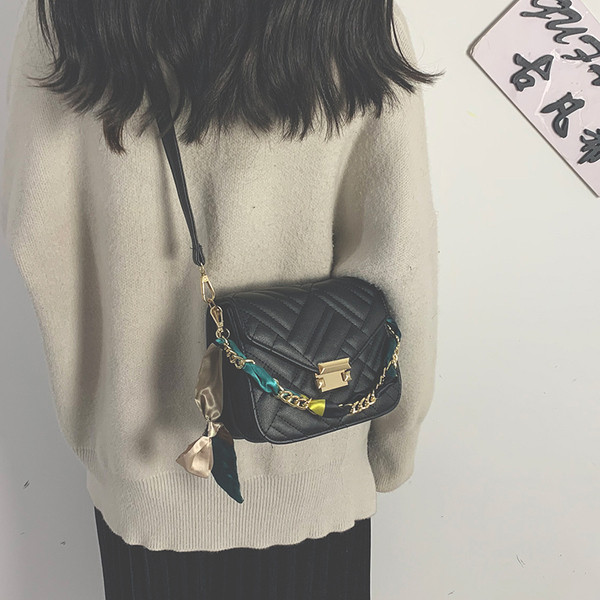 Hétköznapi női táska rövid és hosszú füllel, különböző színekben