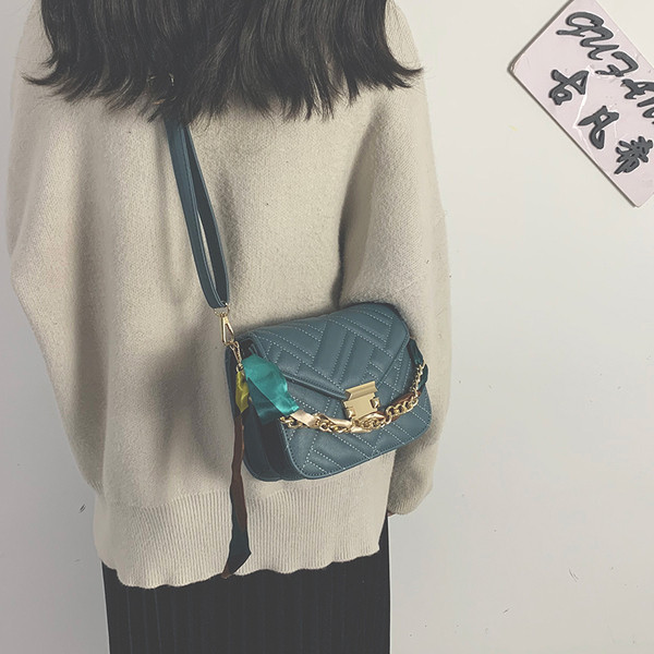 Hétköznapi női táska rövid és hosszú füllel, különböző színekben