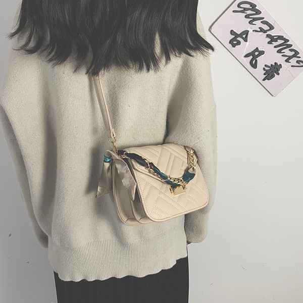 Hétköznapi női táska rövid és hosszú füllel, különböző színekben