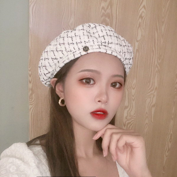 Modern női sapka fekete-fehér színben