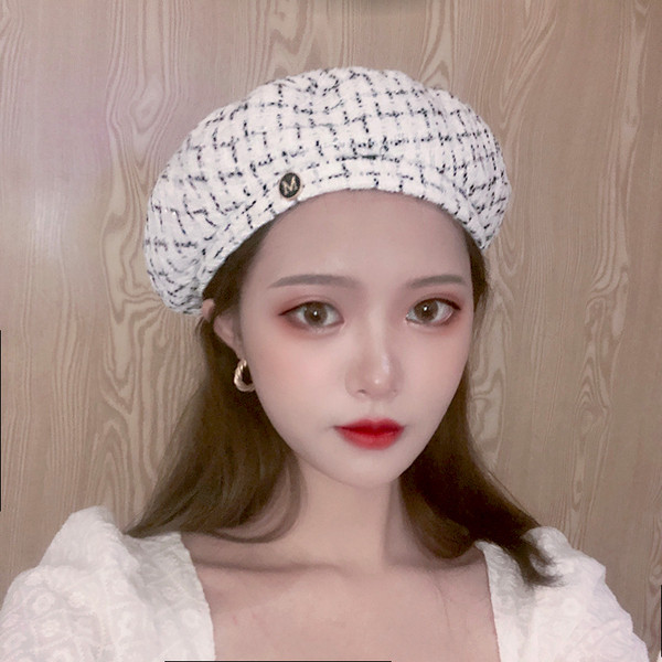 Modern női sapka fekete-fehér színben