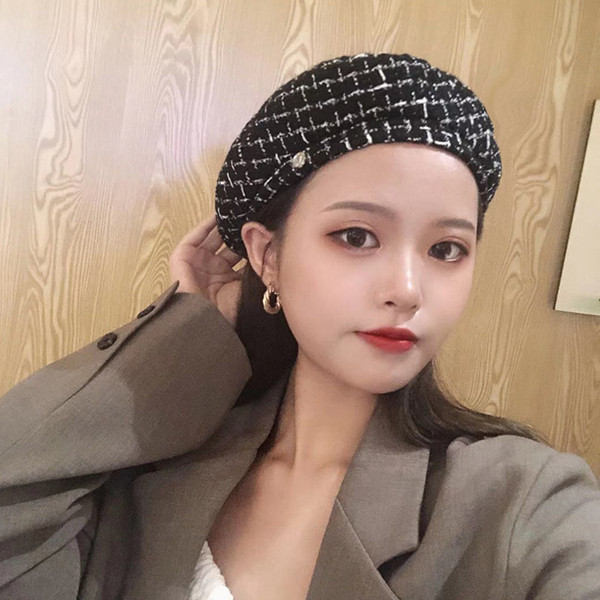 Modern női sapka fekete-fehér színben