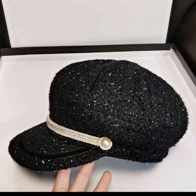 Modern, fényes hatású női sapka fekete színben