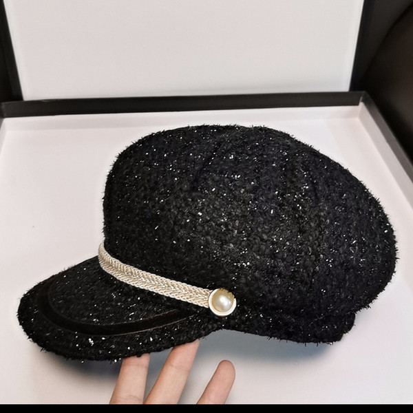 Modern, fényes hatású női sapka fekete színben