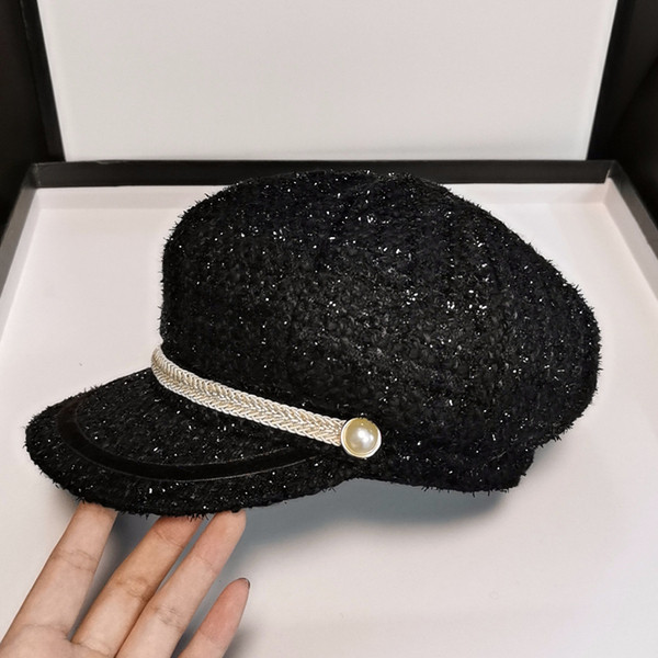 Modern, fényes hatású női sapka fekete színben