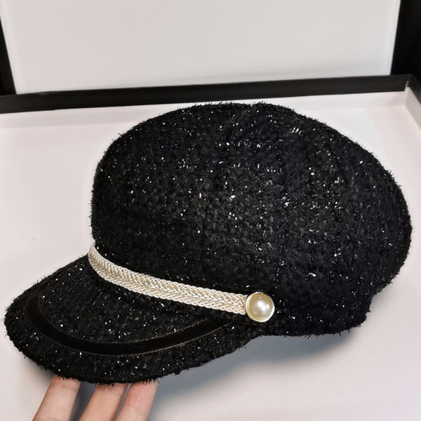 Modern, fényes hatású női sapka fekete színben