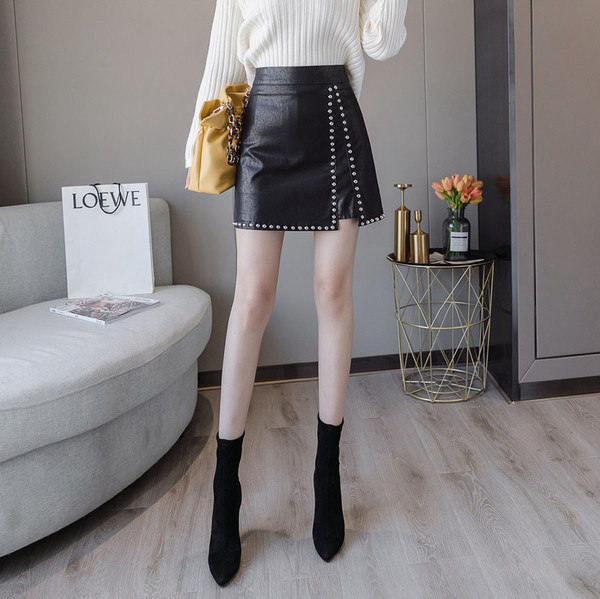 Fekete rövid női bőrszoknya hasítékkal és szegecsekkel