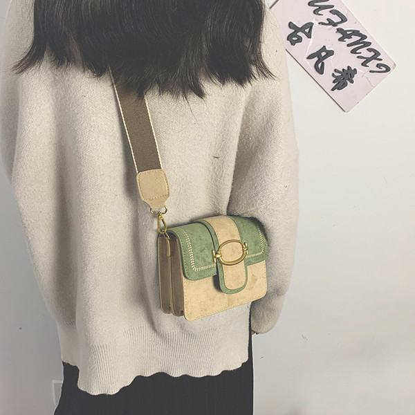 Modern női táska öko velúrból és fém elemből