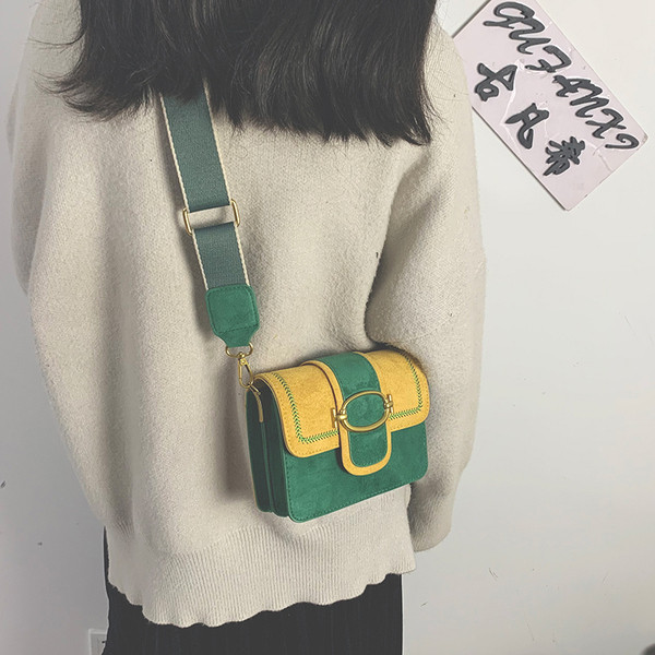 Modern női táska öko velúrból és fém elemből