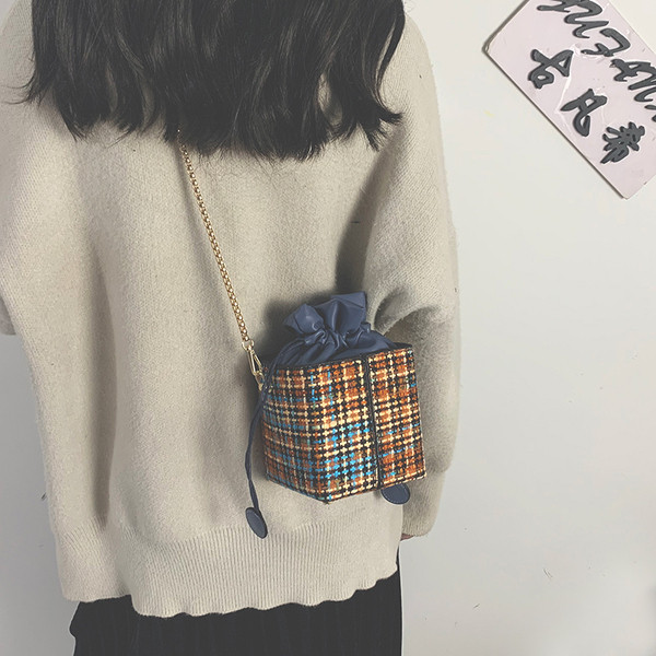 Stílusos női táska fém lánccal és 3D elemmel