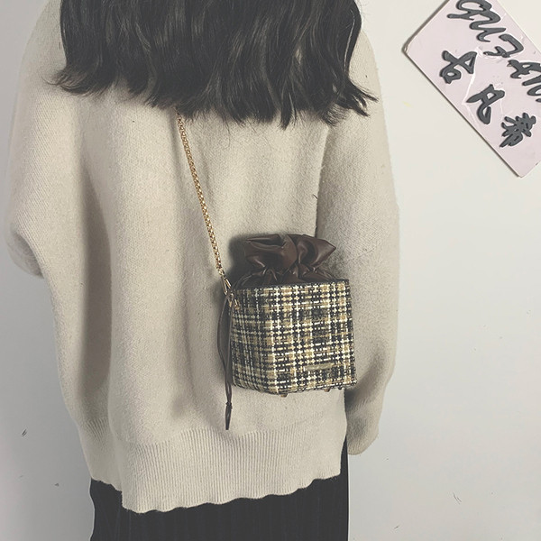 Stílusos női táska fém lánccal és 3D elemmel