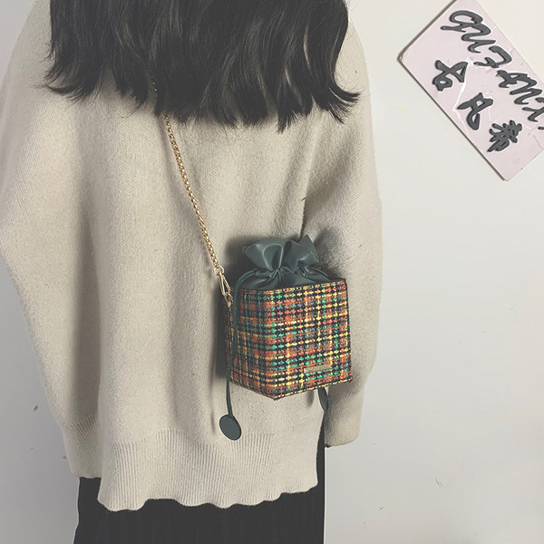 Stílusos női táska fém lánccal és 3D elemmel