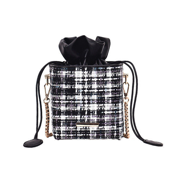 Stílusos női táska fém lánccal és 3D elemmel