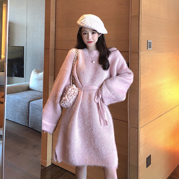 Rózsaszín női téli ruha derekán övvel