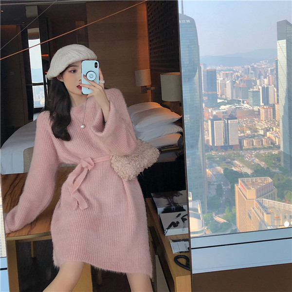 Rózsaszín női téli ruha derekán övvel