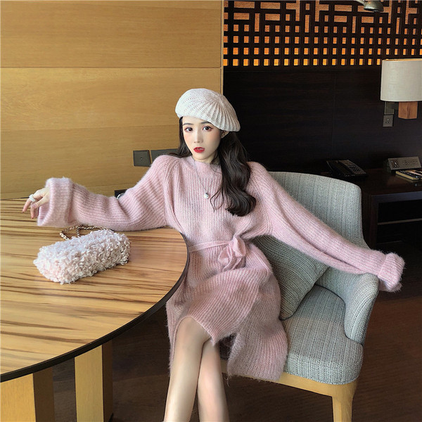 Rózsaszín női téli ruha derekán övvel