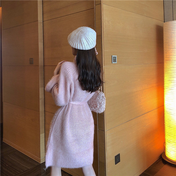 Rózsaszín női téli ruha derekán övvel