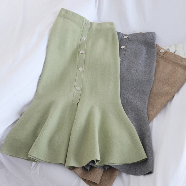 Női szoknya szabású modell öt színben, gombokkal