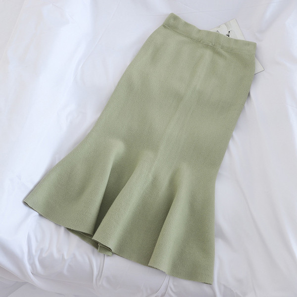 Női szoknya szabású modell öt színben, gombokkal