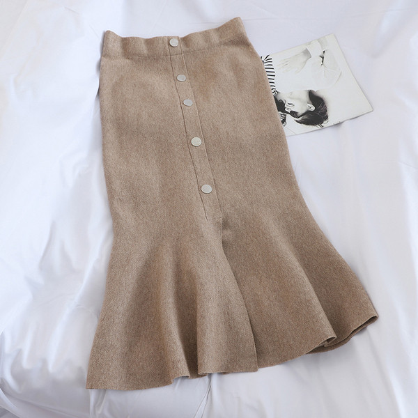 Női szoknya szabású modell öt színben, gombokkal