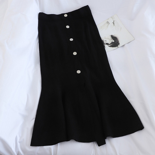 Női szoknya szabású modell öt színben, gombokkal