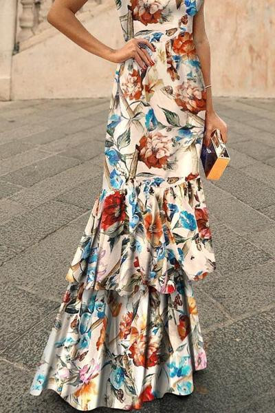 Modern női hosszú ruha mély nyakkivágással és virágmintával