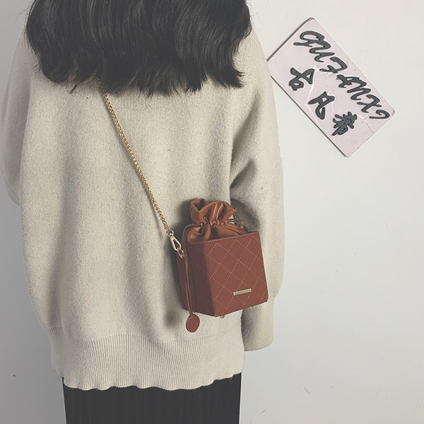 Női táska és nyakkendő fém lánccal több színben